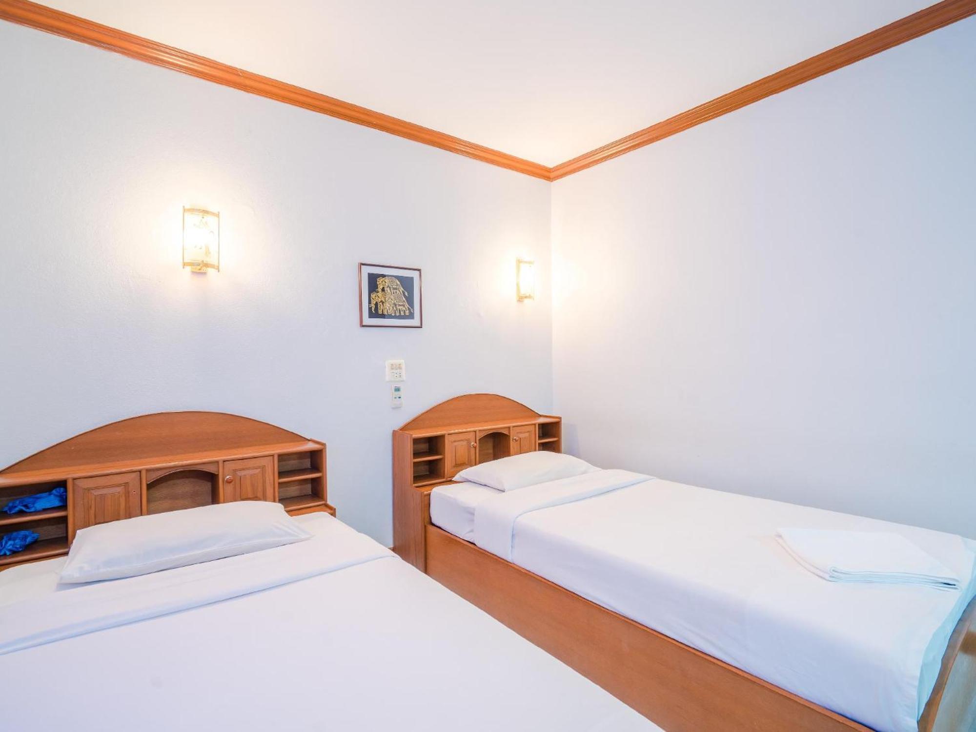 Break Point Hotel Patong Exterior photo