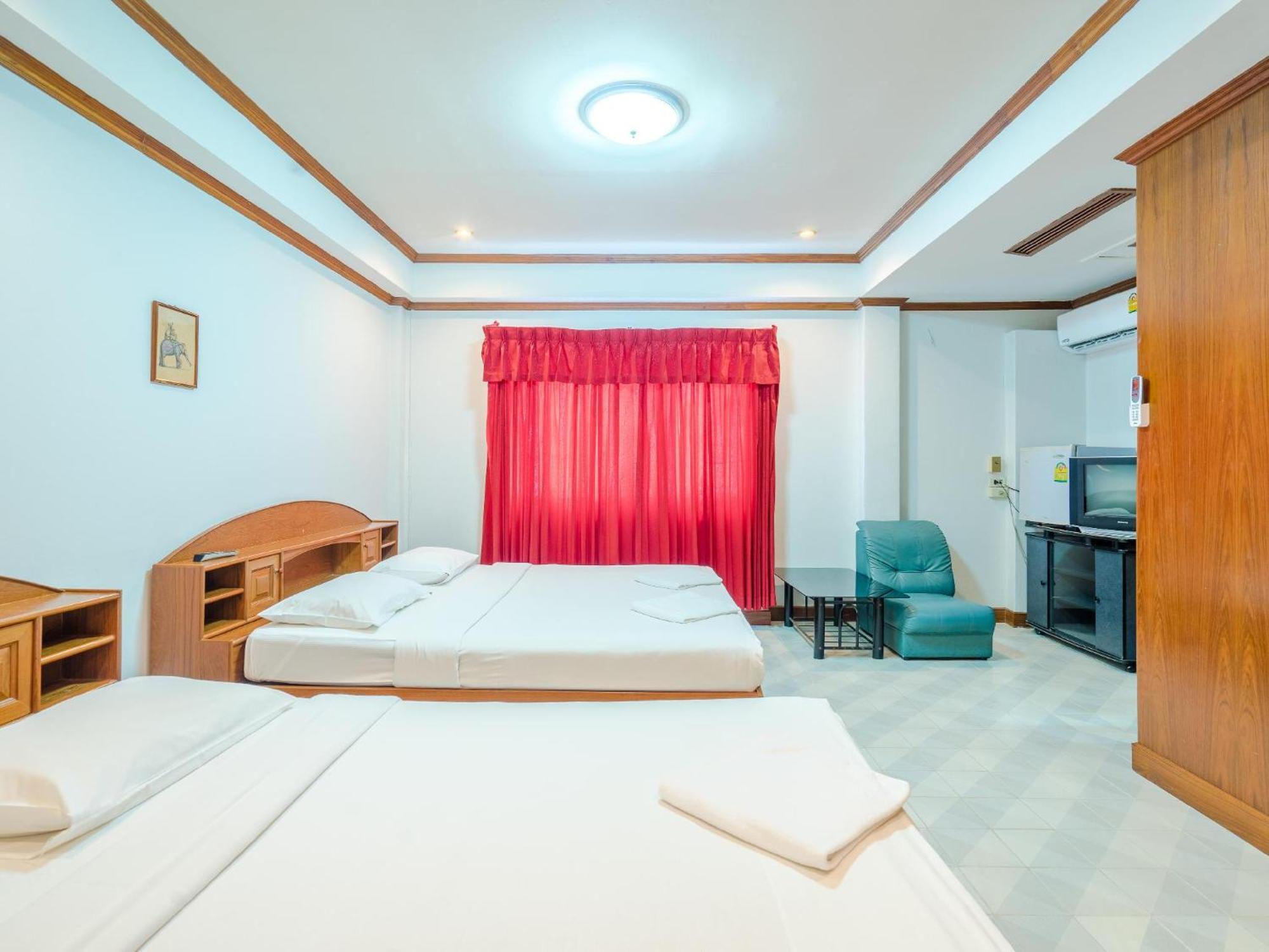 Break Point Hotel Patong Exterior photo