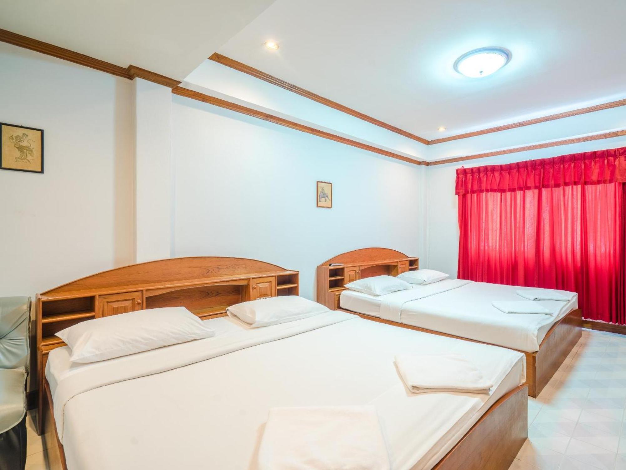 Break Point Hotel Patong Exterior photo