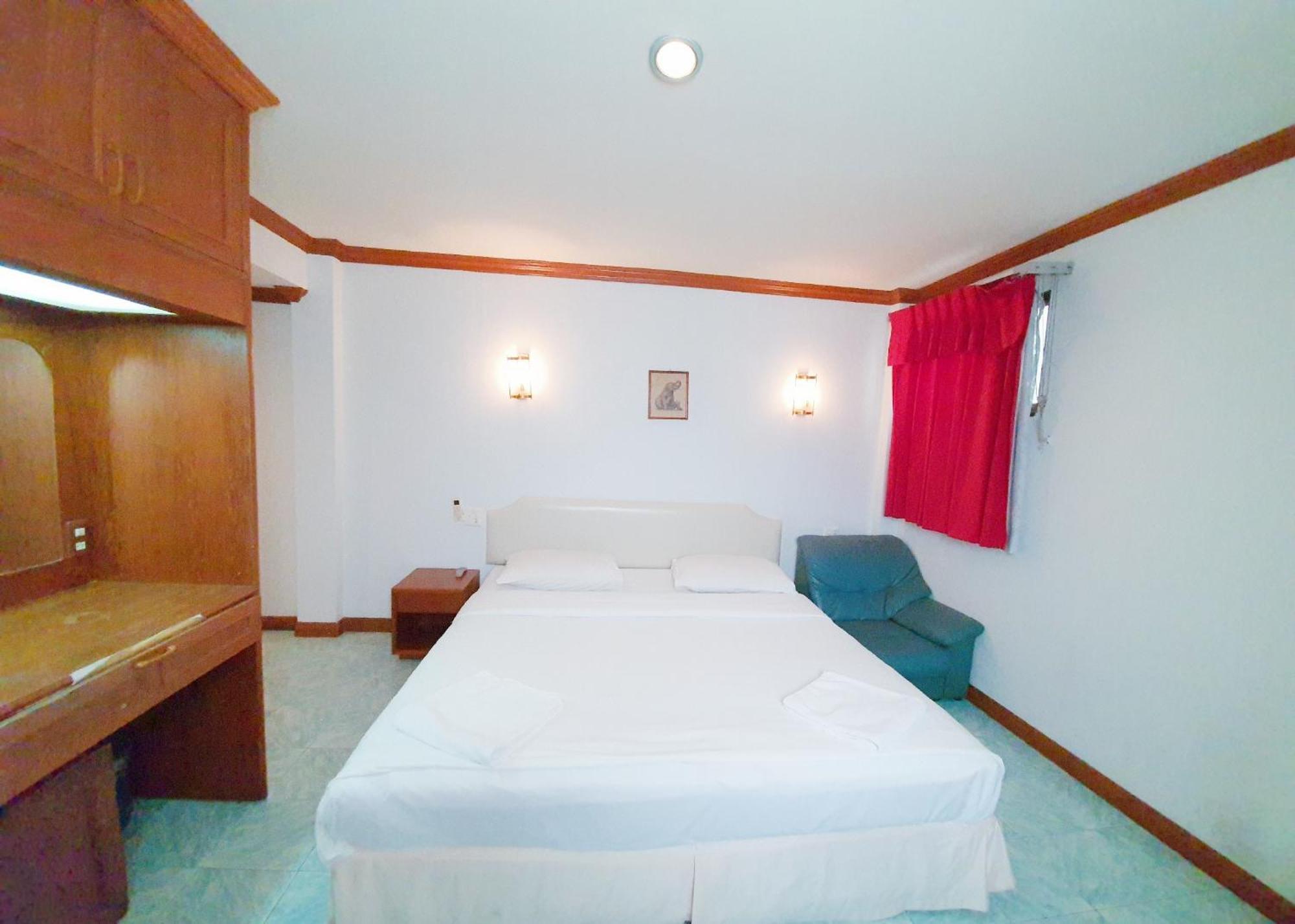 Break Point Hotel Patong Exterior photo