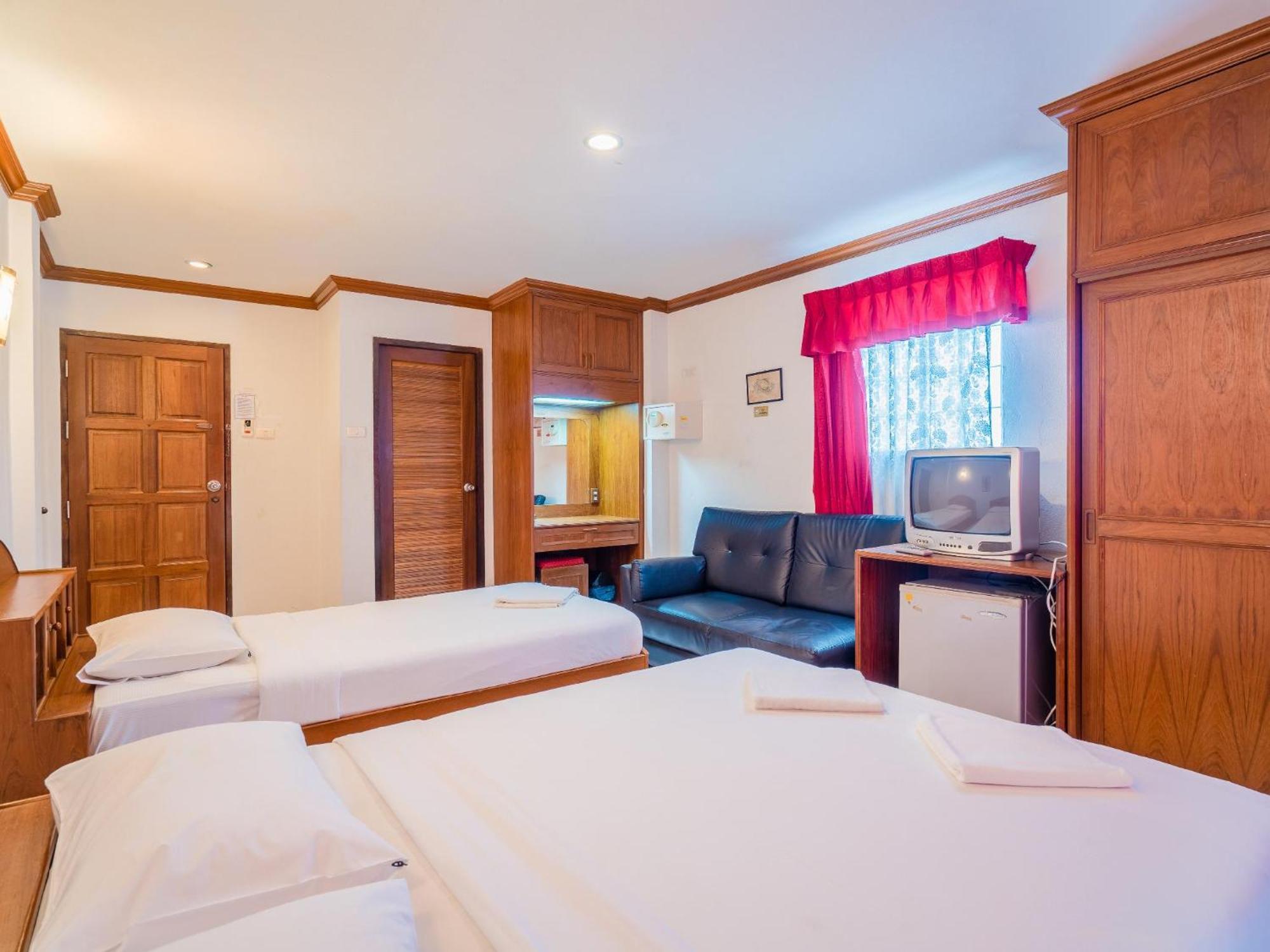 Break Point Hotel Patong Exterior photo