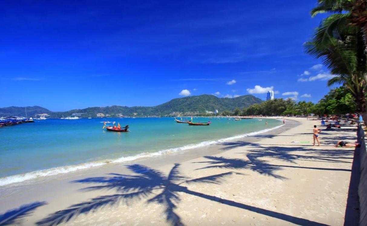 Break Point Hotel Patong Exterior photo