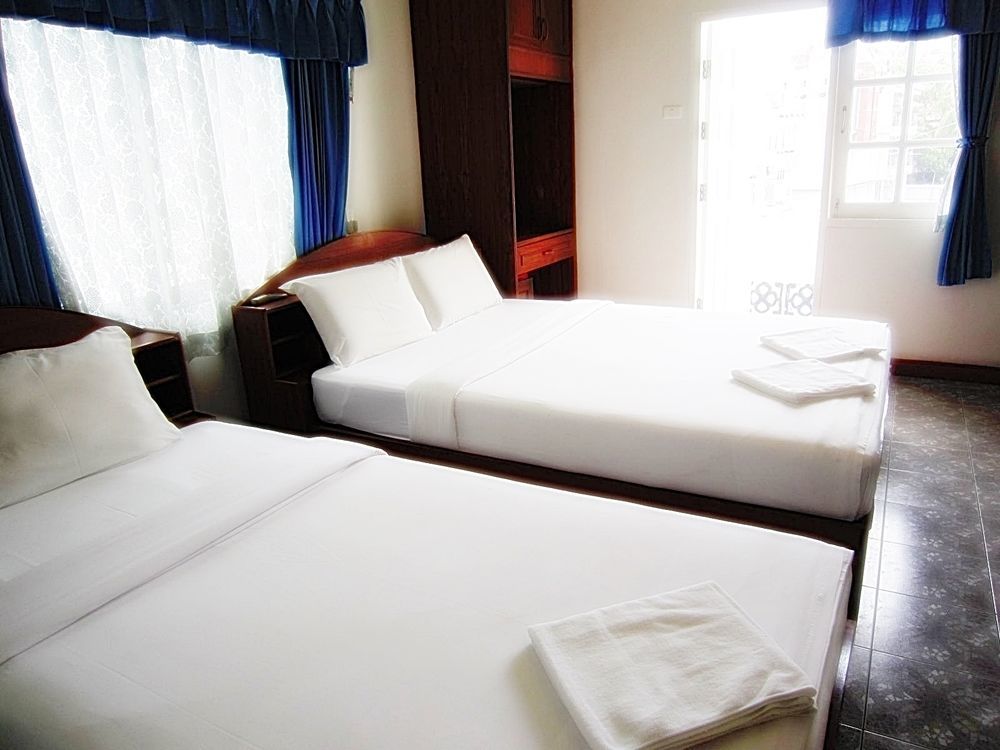 Break Point Hotel Patong Exterior photo